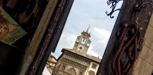 Il palazzo della Fraternita dei Laici riflesso in uno specchio antico durante la Fiera Antiquaria, Arezzo