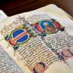 Uno dei preziosi manoscritti della Biblioteca di Arezzo