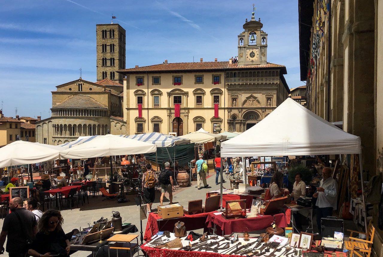 Piazza Grande durante la Fiera Antiquaria di Arezzo