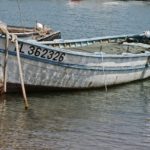 Una barca nel porto Saint Pierre a Hyères