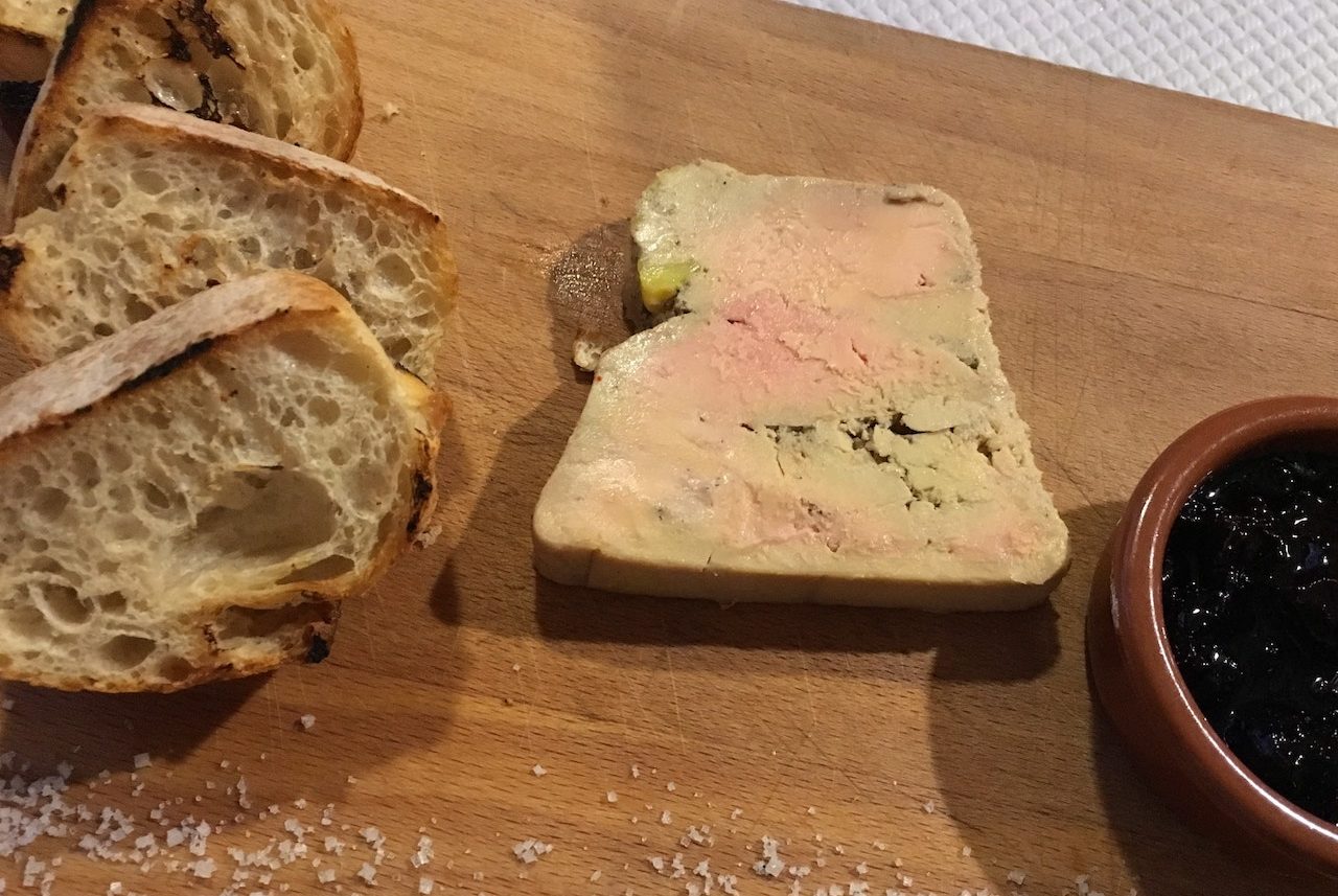 Il Paté de Foie Gras artigianale di Le Bistrot ad Aix-en-Provence, servito con composta di prugne