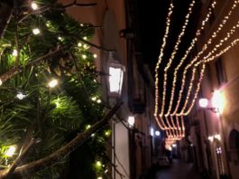 Via Roma a Terni, illuminata dalle luminarie natalizie