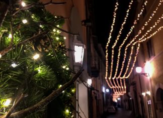 Terni: due luoghi del cuore in città Via Roma a Terni, illuminata dalle luminarie natalizie