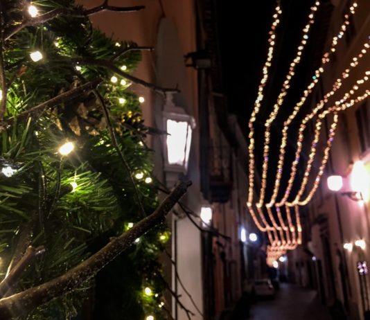 Via Roma a Terni, illuminata dalle luminarie natalizie