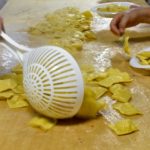 L’impiattamento dei tortelli di patate alla Festa di Santa Cristina a Papiano in Casentino