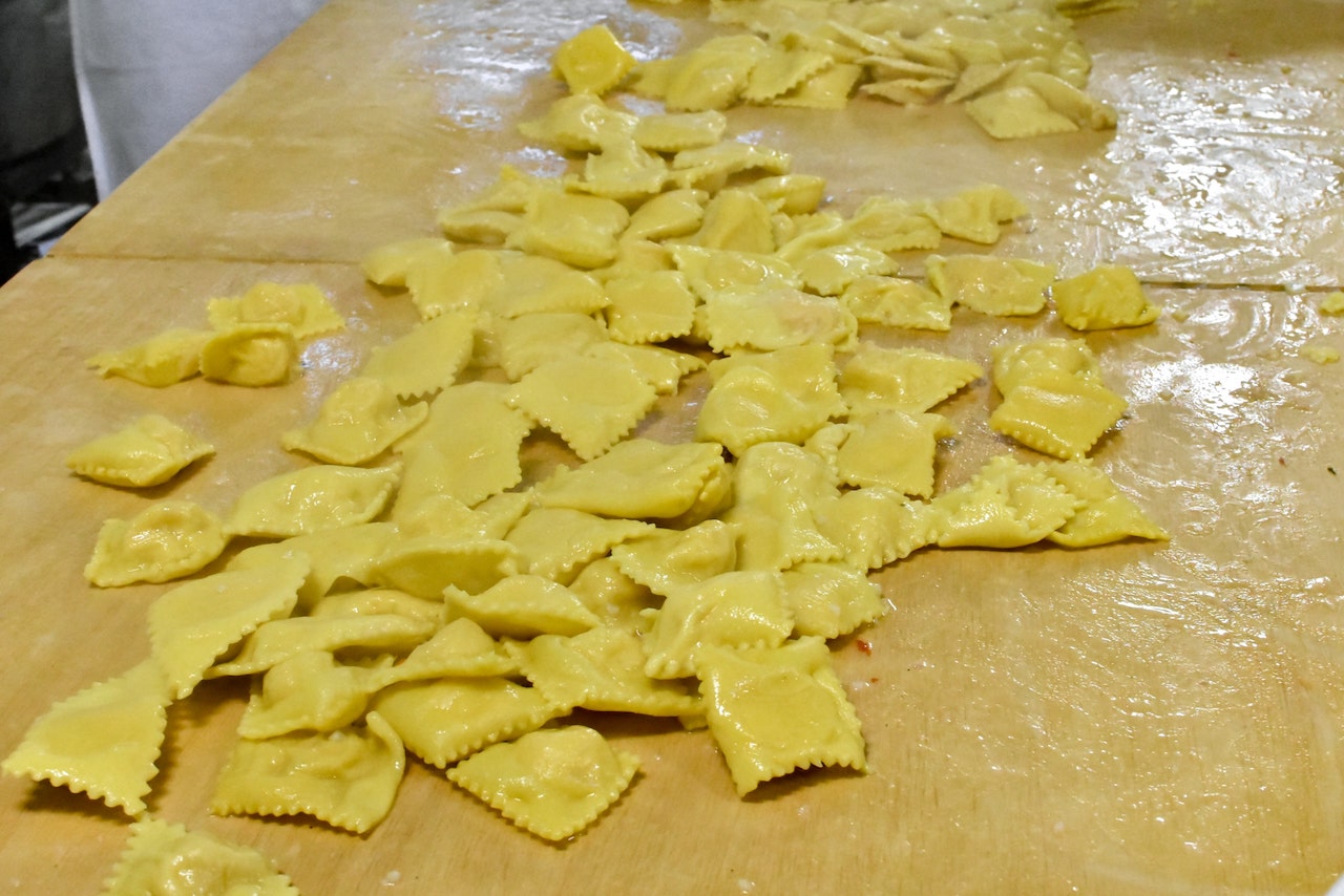 I tortelli di patate appena tolti dall'acqua di cottura alla Festa di Santa Cristina a Papiano in Casentino