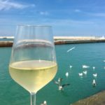 Calice di vino bianco, Piadamarina, porto di Pesaro