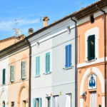 Le casette dalle facciate colorate affacciate sul canale a Pesaro