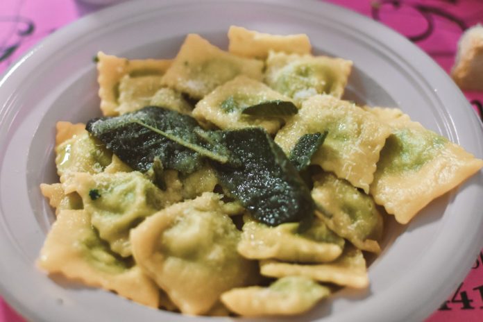 Un piatto di ravioli alla Sagra del Raviolo di Partina