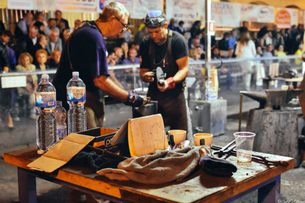 Un momento del Campionato mondiale di forgiatura svoltosi in Piazza Mazzini a Stia per la XXIII Biennale di Arte Fabbrile