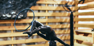 Uno degli oggetti realizzati in ferro battuto esposti nei locali dell’ex Lanificio in occasione della XXIII Biennale di Arte Fabbrile a Stia