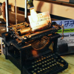 Una macchina da scrivere esposta nei locali dell’ex Lanificio in occasione della XXIII Biennale di Arte Fabbrile a Stia