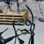 Uno degli oggetti realizzati in ferro battuto esposti nei locali dell’ex Lanificio in occasione della XXIII Biennale di Arte Fabbrile a Stia