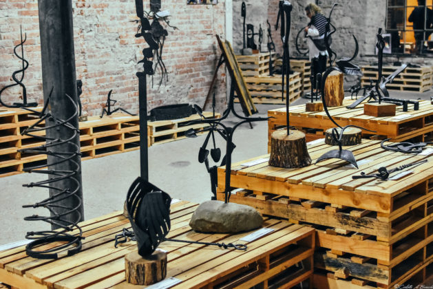 L’esposizione di oggetti realizzati in ferro battuto nei locali dell’ex Lanificio in occasione della XXIII Biennale di Arte Fabbrile a Stia