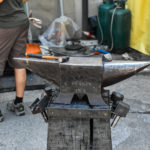 Una dimostrazione di lavorazione del ferro durante la XXIII Biennale di Arte Fabbrile a Stia (Casentino)