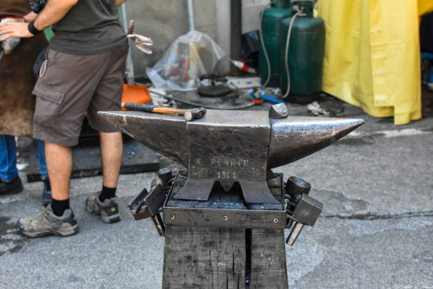 Una dimostrazione di lavorazione del ferro durante la XXIII Biennale di Arte Fabbrile a Stia (Casentino)