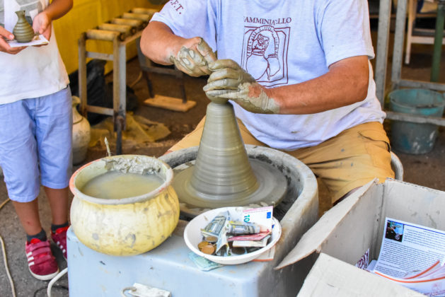 Dimostrazione di lavorazione della terracotta in Piazza della Repubblica a Stia durante la XXIII Biennale di Arte Fabbrile