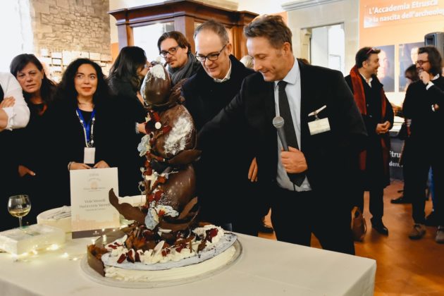 Colazione al Museo 2020, il taglio della torta con il Sindaco di Cortona Luciano Meoni ed il presidente di Terretrusche Vittorio Camorri